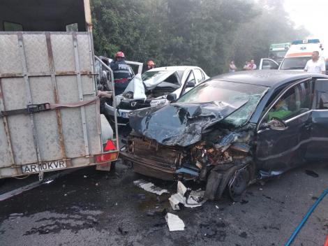 Accident mortal! O persoană a murit și alte două sunt rănite! Un microbuz și două mașini s-au ciocnit la Arad (FOTO)