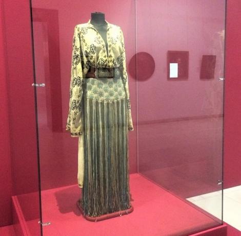 Costumul naţional al reginei Maria, piesă din garderoba personală a suveranei, expus la MNAR