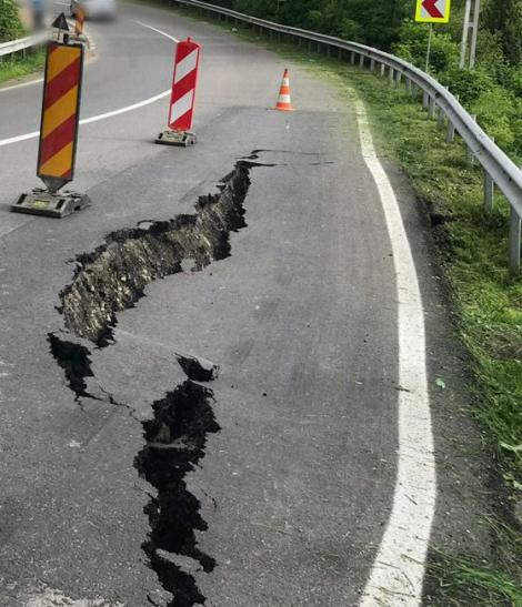 S-a făcut gaură în asfalt. Carosabil surpat între Târgoviște și Sinaia. Traficul, parțial blocat în zonă