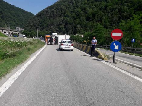 Trafic blocat pe DN 7, pe sensul Sibiu - Râmnicu Vâlcea, după ce un TIR plin cu sare s-a răsturnat