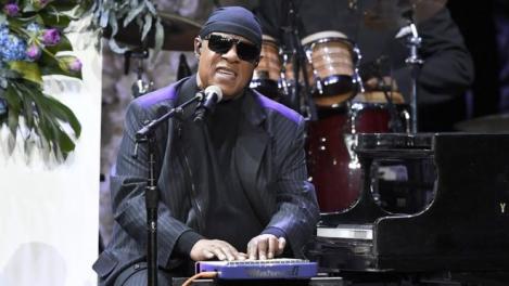 Stevie Wonder le-a spus fanilor într-un concert susținut la Londra că are nevoie de un transplant de rinichi: „Vreau să ştiţi că am venit aici pentru a vă transmite dragostea mea şi pentru a vă mulţumi pentru dragostea voastră”