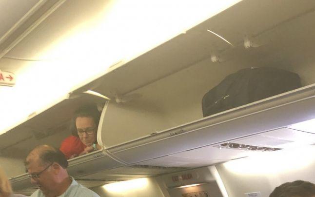 O însoțitoare de bord se ascundea în compartimentul de bagaje în timp ce pasagerii se îmbarcau VIDEO