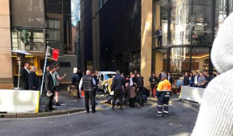 Femeie înjunghiată pe stradă, în cartierul de afaceri din Sydney; atacatorul, care a strigat ”Allah Akbar”, imobilizat şi arestat