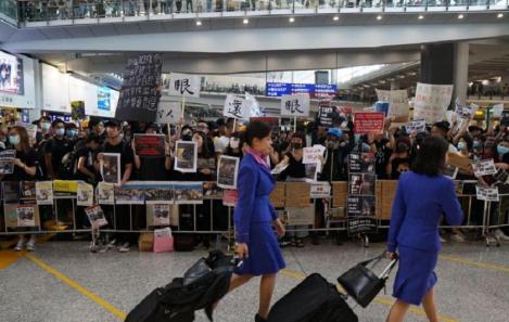 Ciocniri între poliţie şi manifestanţi la aeroportul internaţional din Hong Kong, după perturbarea zborurilor pentru a doua zi consecutiv
