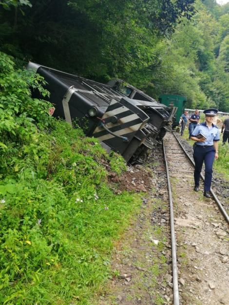Momentul dramatic în care o mocăniţă din Maramureş a deraiat, filmat de un pasager. 15 oameni răniți