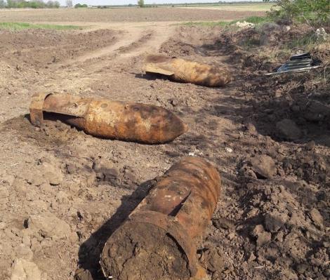 Bistriţa-Năsăud: Trei bombe de aviaţie, de 50 de kilograme fiecare, găsite la piciorul unui pod de cale ferată