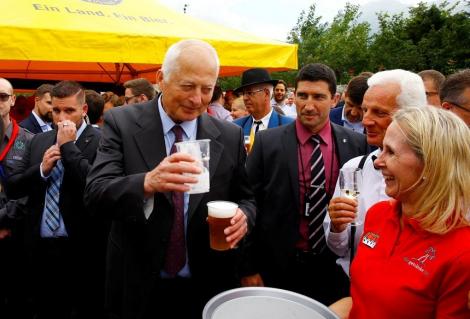 Principatul Liechtenstein a sărbătorit a 300-a sa aniversare. Prinţul Hans-Adam II a băut bere alături de supuşii săi
