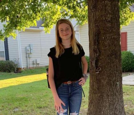 O adolescentă și-a făcut o fotografie pentru a sărbătorii prima zi de școală. Detaliu șocant care i-a scăpat din poză a înspăimântat-o pe mama ei