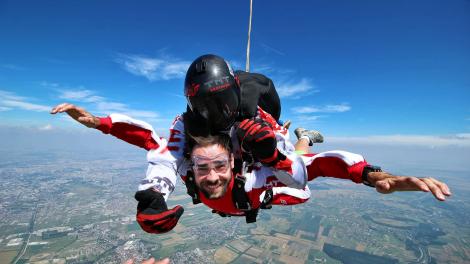 Denis Hanganu, protagonistul serialului „Sacrificiul”, este pasionat de sporturile extreme. „Plănuiesc să fac o şcoală de paraşutism!”