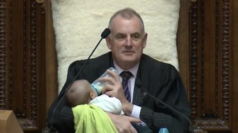 Preşedintele Parlamentului din Noua Zeelandă, surprins în timp ce hrănea cu biberonul bebeluşul la dezbaterea din Legislativ