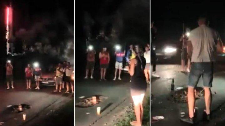 Groapă din asfalt din Cluj, sărbătorită de câțiva tineri cu tort, artificii și șampanie! Imaginile sunt virale 