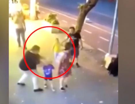 Momentul în care un copil care se plimba pe stradă cu părinții este lovit, din senin, de o femeie! Părinții nu o cunoșteau pe individă