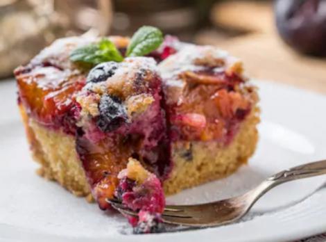 Prăjitură cu prune și afine. O combinație ce te va cuceri instant!