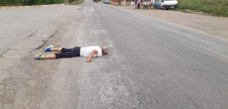 30 de minute a stat o femeie din Botoșani întinsă pe asfalt. Nimeni nu a intervenit: Imaginile au devenit virale