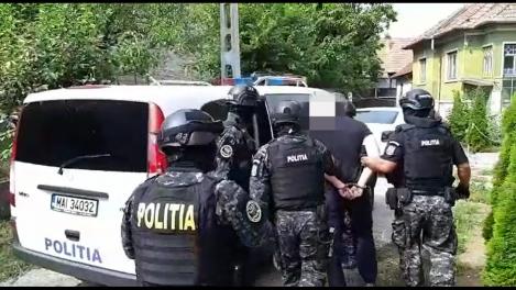 Polițist acuzat de corupție, săltat de mascați! Rețea uriașă, destructurată cu ajutorul agenților sub acoperire