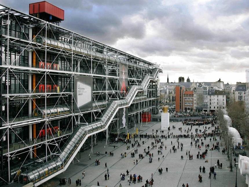 Franţa: Un tablou de Buren, distrus cu cutterul la Centrul Pompidou