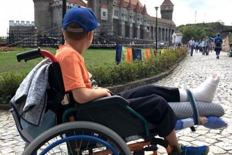 Copil imobilizat în scaun cu rotile, umilit la Castelul Corvinilor: ”Nu aveți voie aici cu cărucior!” Cum se apără directorul 