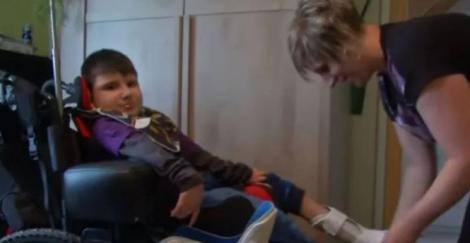 Copil de 10 paralizat după ce a mâncat un burger! Medicii au rămas fără cuvinte când au văzut ce conținea produsul