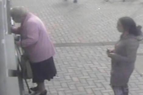 O bunică de 81 de ani a fost atacată de hoață însărcinată în fața unui bancomat! Ce a urmat e greu de anticipat! „N-am înțeles de ce…”. Imagini Incredibile! Video