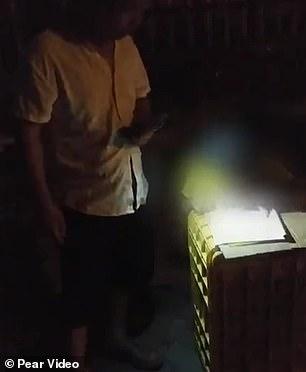 VIDEO / Nevoită să își facă temele în întuneric, pe stradă, în timp ce tatăl consuma alcool