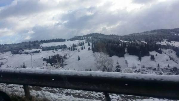 A nins ca-n povești în România. Imagini inedite cu primii fulgi de zăpadă. Video