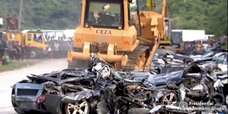 Mașini de 5,5 milioane de dolari, distruse cu buldozerele! Motivul este de necrezut! Imagini șocante! „Trebuie instaurate legea și ordinea!" - Video