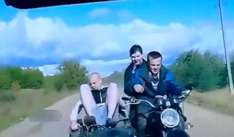 Smiley News. Ce pot face trei ruși pe o motocicletă? „Asta înseamnă fachirismul adevărat!”