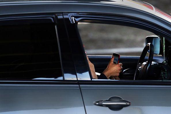 Cod Rutier 2019. Situațiile în care șoferii pot folosi telefonul mobil la volan, fără a fi amendați
