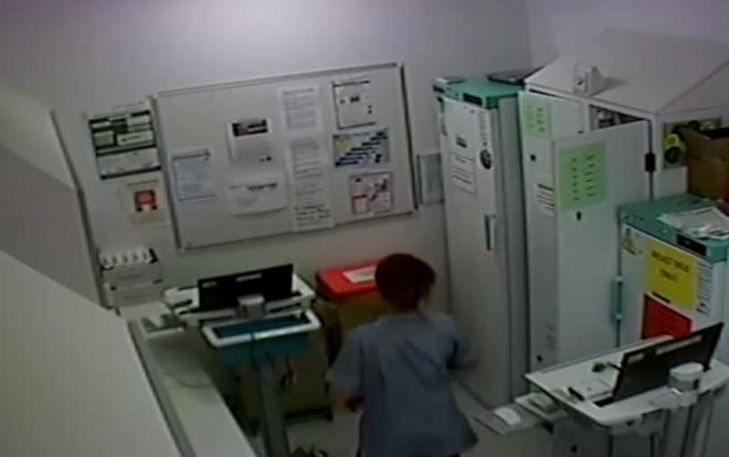 O asistentă la pediatrie, surprinsă într-o ipostază neobișnuită de o cameră de supraveghere! Ce făcea femeia când credea că nu o vede nimeni - Video