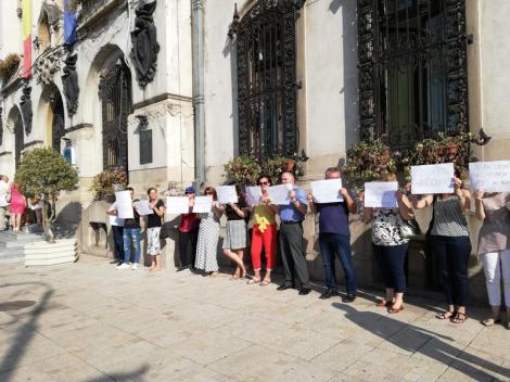 Prima zi de școală a început cu proteste la Craiova! Profesorii și elevii, revoltați:” Nu avem spații și nu putem să facem nici măcar orarul!”