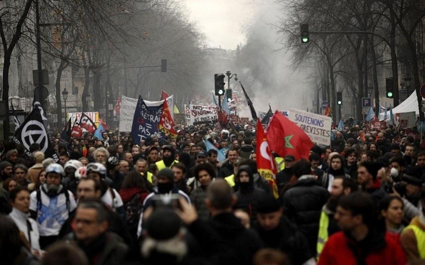 Zeci de mii de francezi au contestat în stradă reforma pensiilor; Preşedintele Macron susţine în continuare proiectul