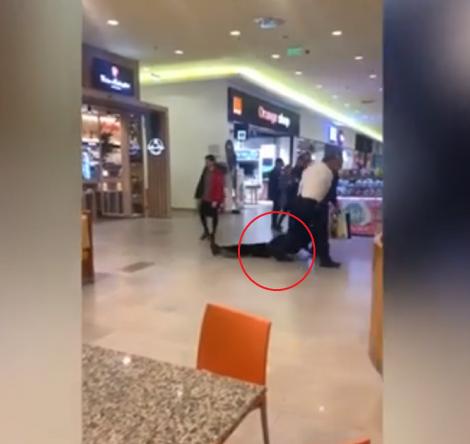 Scene șocante într-un mall din Suceava: Bărbat târât de doi agenți de pază, fără pic de milă! Ce s-a întâmplat | VIDEO