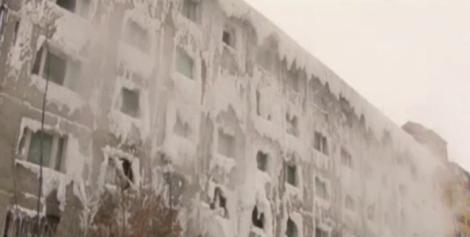 Instalațiile termice au creat probleme oamenilor! Un bloc a fost acoperit în întregime cu gheață - VIDEO
