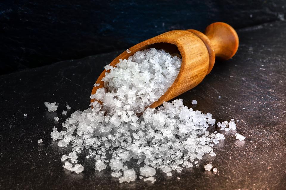 Acestea sunt afecțiunile la care te expui, atunci când consumi multă sare