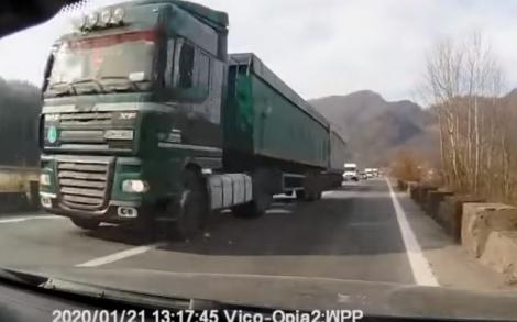 „Ia uite! Doamne, Dumnezeule!”. Un șofer de TIR, depășire extrem de periculoasă! A fost filmat! VIDEO