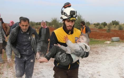 Ea ce vină are? O fetiță, scoasă pe brațe din locuința ei distrusă într-un bombardament! „Nici măcar nu avem ce să le spunem copiilor noștri” - FOTO
