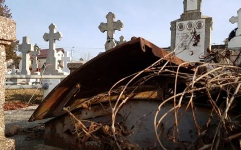 A deschis cavoul și a suferit un șoc! Descoperire înfiorătoare într-un cimitir din Buzău! „Era așezată pe o masă și acoperită cu un cearșaf” - FOTO