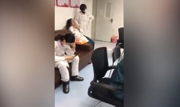 O asistentă, filmată în timp ce plângea de se cutremura pământul, în spital! Motivul tulburător pentru care femeia nu s-a mai putut controla – VIDEO