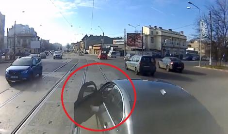 Tramvai vs. BMW, „meciul” anului în București! Un vatman supărat i-a dat șoferului o lecție de neuitat | VIDEO
