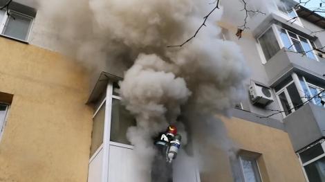 Olt: 22 de persoane au fost evacuate după un incendiu izbucnit la un bloc din Slatina. Două persoane au fost duse la spital - FOTO