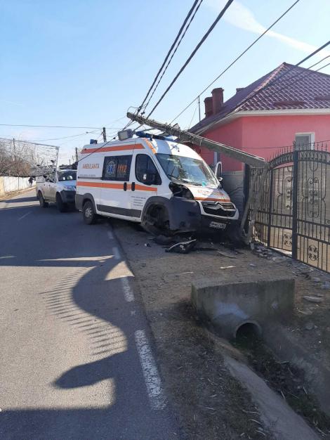 Mehedinţi: Asistenta medicală şi şoferul unei ambulanţe, răniţi după ce autospeciala a fost lovită de un autoturism