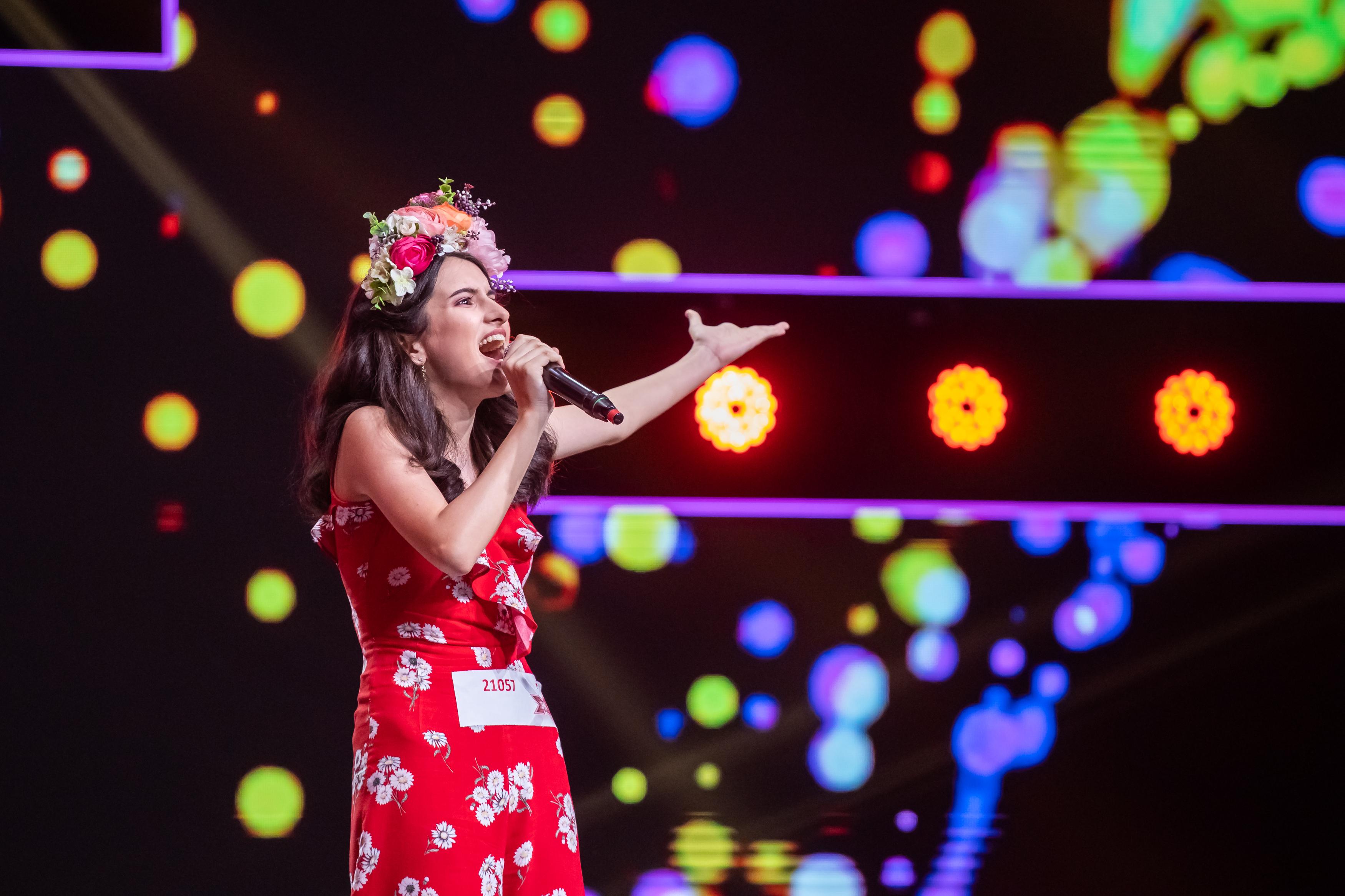 Ce apariție! Dominique Simionescu, „fata cu flori pe cap”, a făcut senzație în sezonul 9 „X Factor”