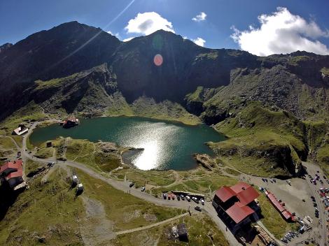 Cauți idei pentru o escapadă de weekend? Iată 5 lacuri din România pe care trebuie să le explorezi alături de un smartwatch de top
