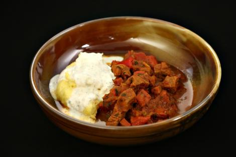 Rețetă de tocăniță cu influențe turcești și mămăliguță cu brânză și sos de smântână, gătită de Robert Vasiliu la Chefi la cuțite