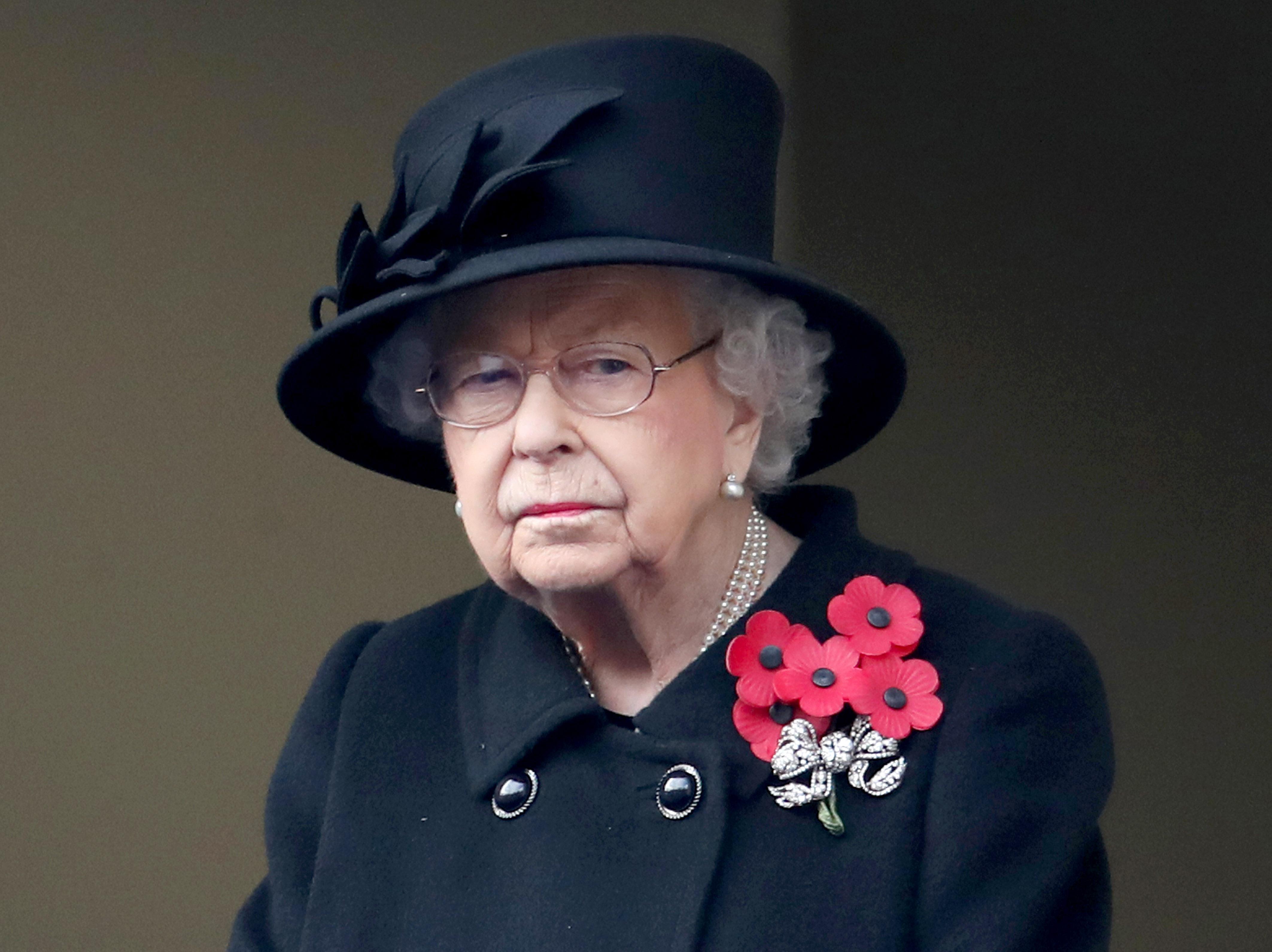 Cum arată masca de protecție pe care a purtat-o Regina Elisabeta. A apărut cu ea pentru prima dată în public