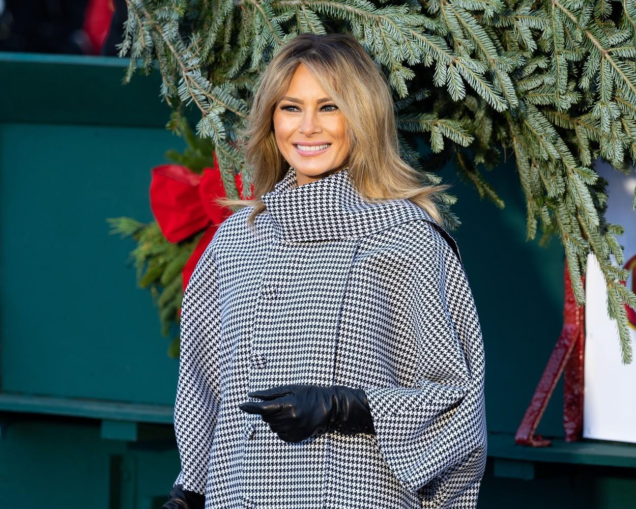 Ținuta aleasă de Melania Trump pentru a primi brazii de la Casa Albă. E ultimul Crăciun pe care îl organizează ca Prima Doamnă
