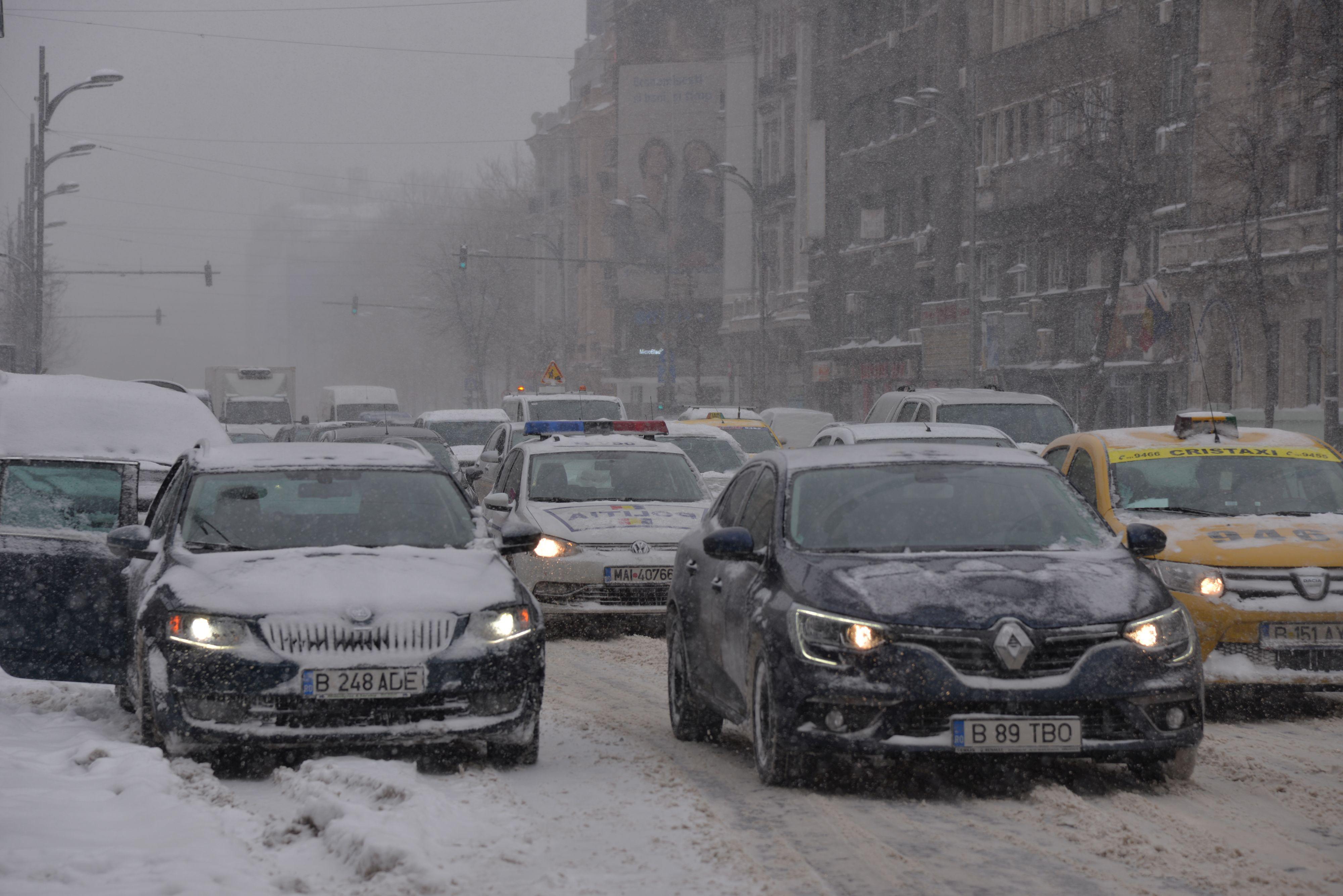 Ninge ca în povești. Cum se circulă pe drumurile din România la prima zăpadă