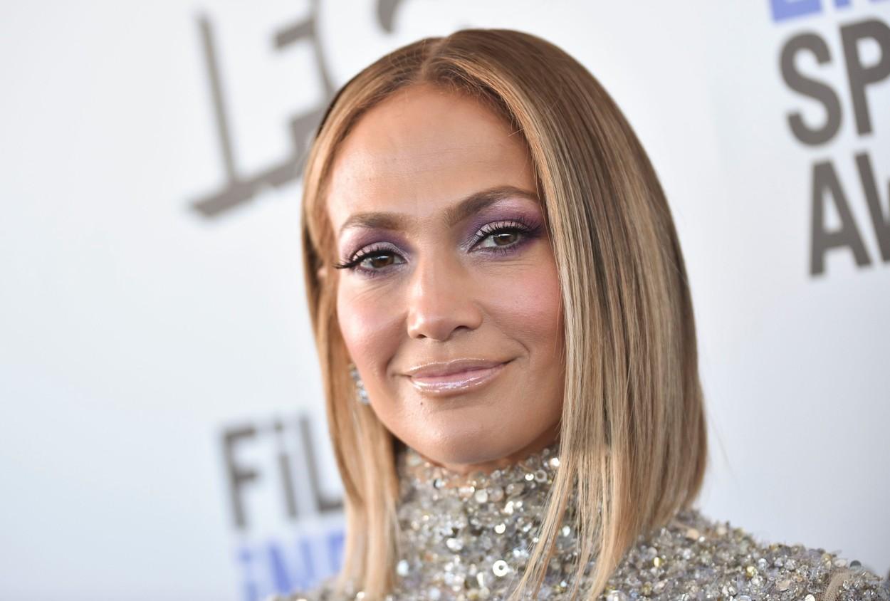 Jennifer Lopez, rochie imperială de Crăciun. Cum s-a îmbrăcat una dintre cele mai celebre artiste din lume la ceas de sărbătoare