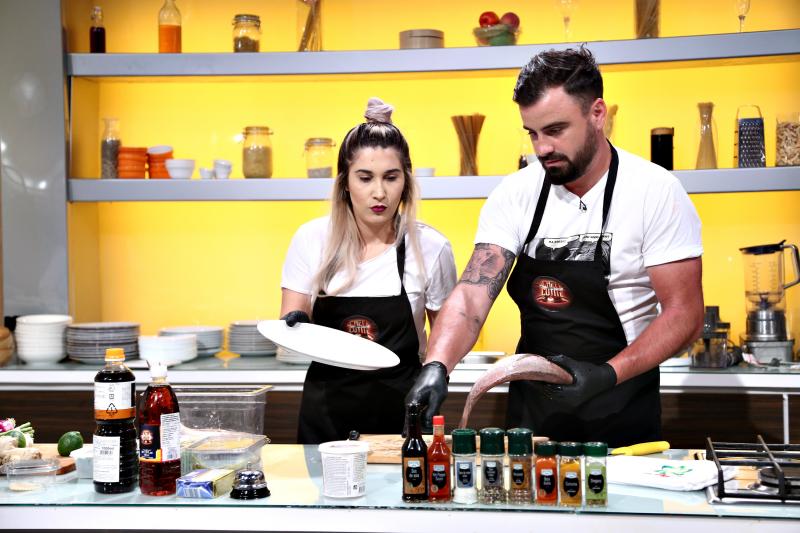 Adda și Cătălin Rizea gătind în bucătăria emisiunii „Chefi la cuțite”, sezonul 8