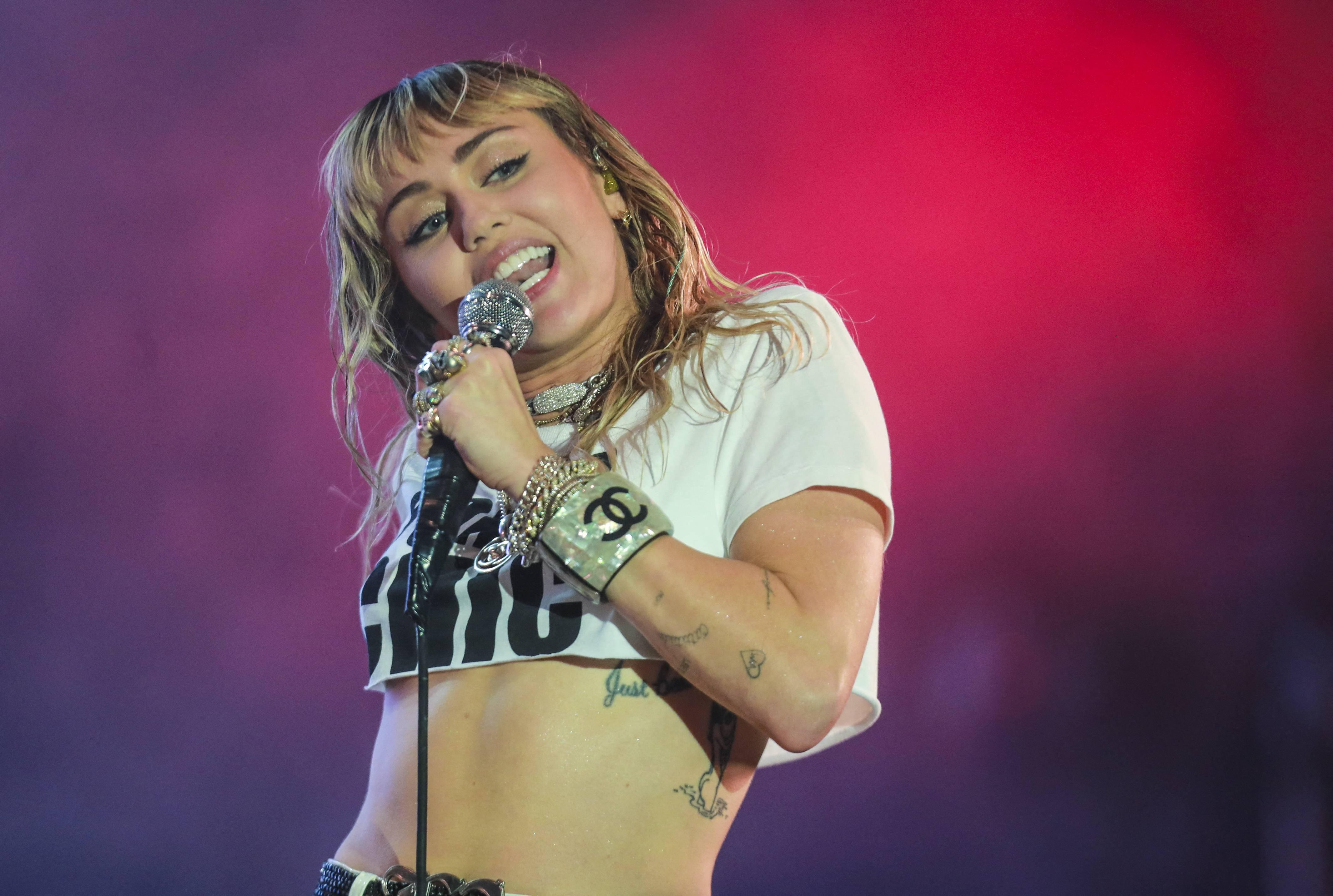 Miley Cyrus, poză topless după divorț. Imaginea care i-a încântat pe fani